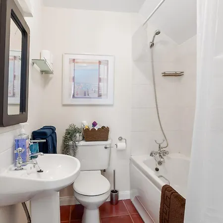 شقة The Courtyard Escape